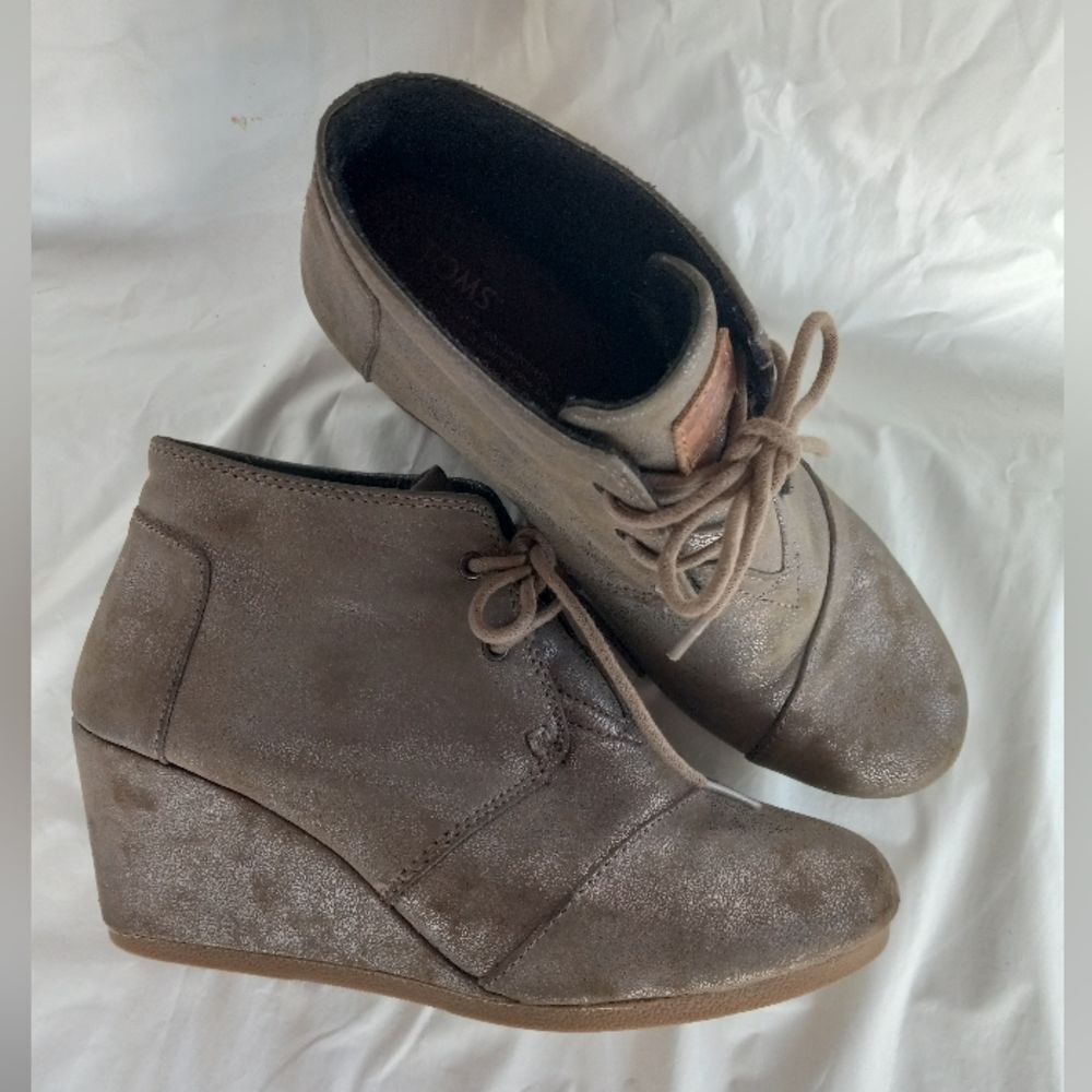 TOMS Women's Deser Wedge Metalic Size 8